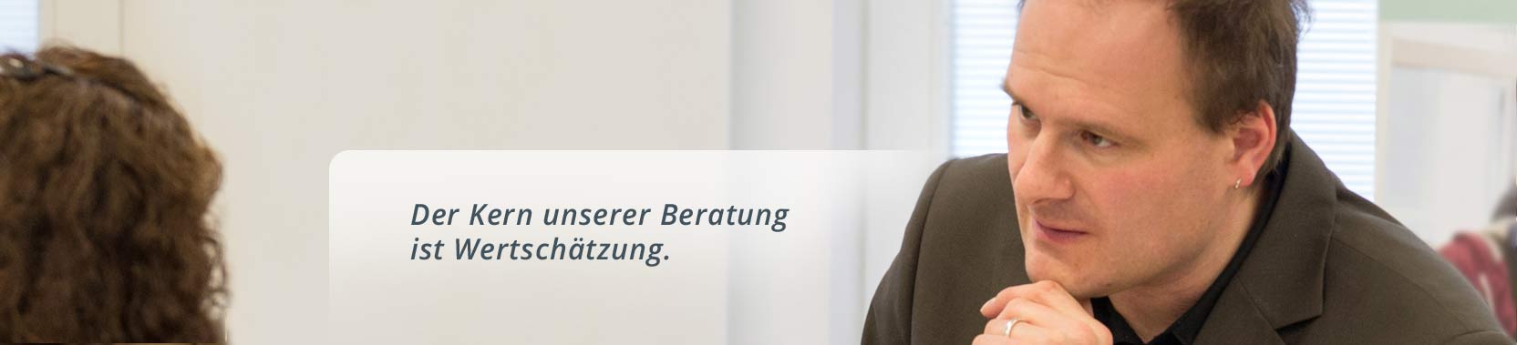 Jan Jerzewski von der Anerkennungsberatung Bremen hilft Migrant:innen weiter in ihrem erlenten Beruf arbeiten zu können.